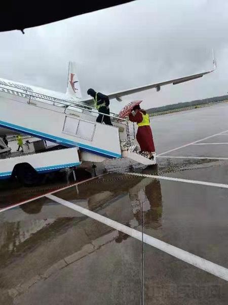 地面服务部保障上海浦东机场备降南京的9个航班,紧急疏散备降旅客人数