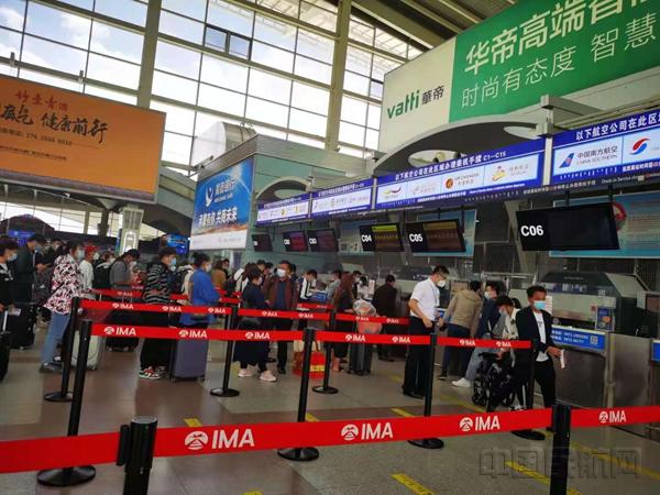 新闻汇总 中国机场同时,地面服务部在c,d岛柜台分别设立4个功能性柜台