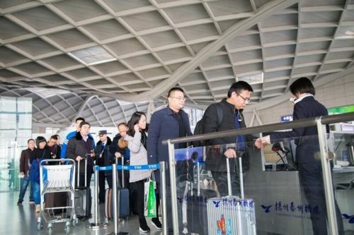 上午,在扬州泰州机场,记者看到不少旅客正在办理登机牌,托运行李,安检